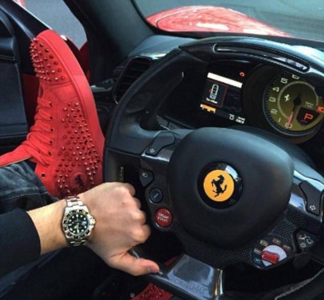 德国富二代炫富, 就连王思聪都比不过, 一辆辆800万的豪华车出行!