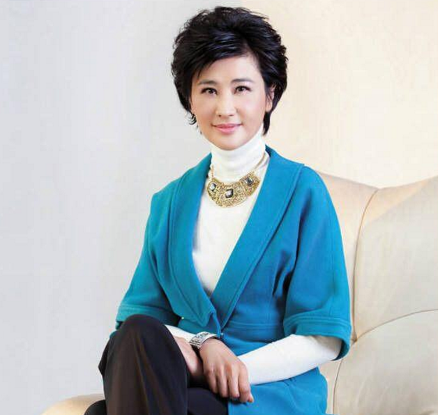 她是著名美女主持人，嫁给大25岁老公，如今51岁被宠成公主！