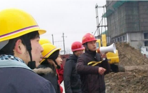 包工头赚的多,农民工为什么不合伙包工程?得知