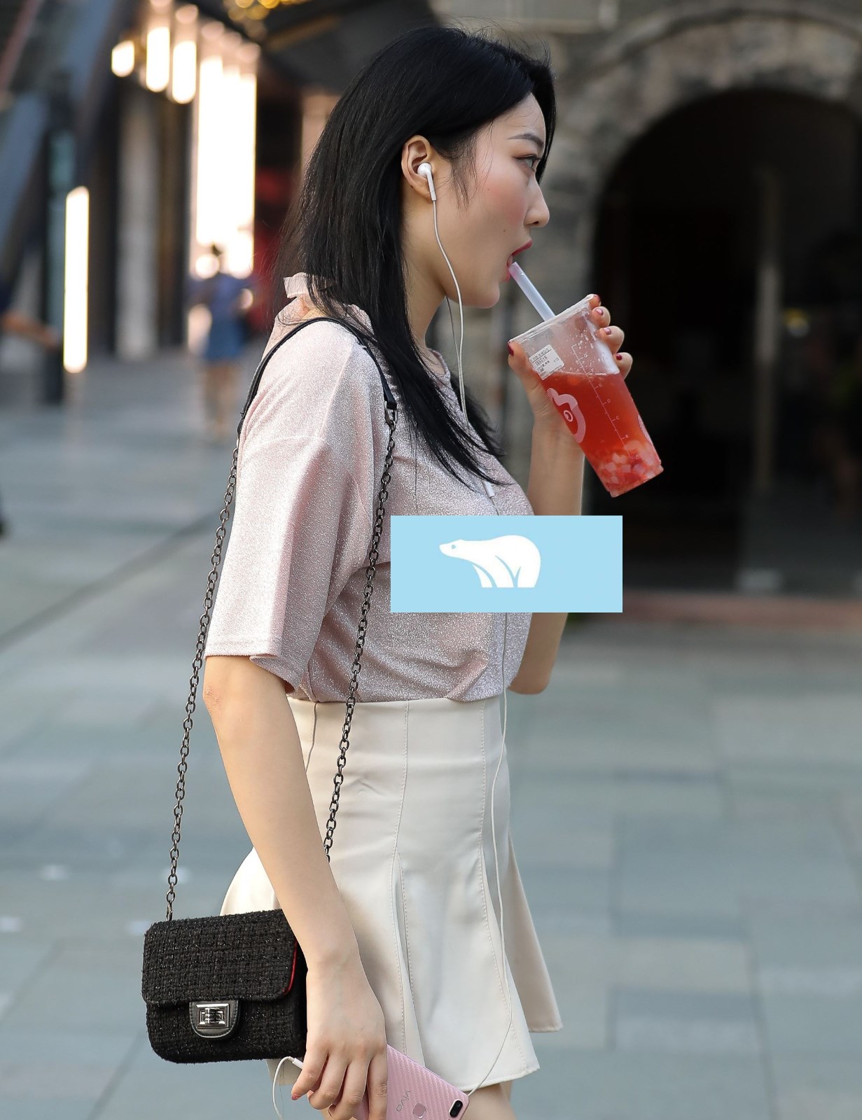 时尚街拍,穿短裙的女孩,皮肤真白,别有一番意境