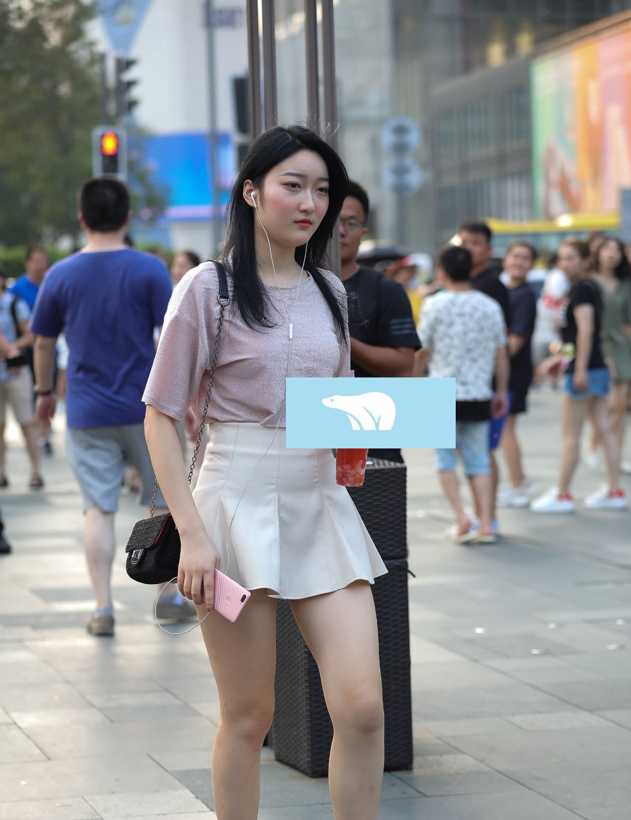 时尚街拍,穿短裙的女孩,皮肤真白,别有一番意境