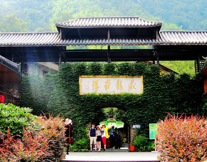 藏龙百瀑景区位于浙江省安吉县东南部天荒坪镇大溪村,又名太平天国"小
