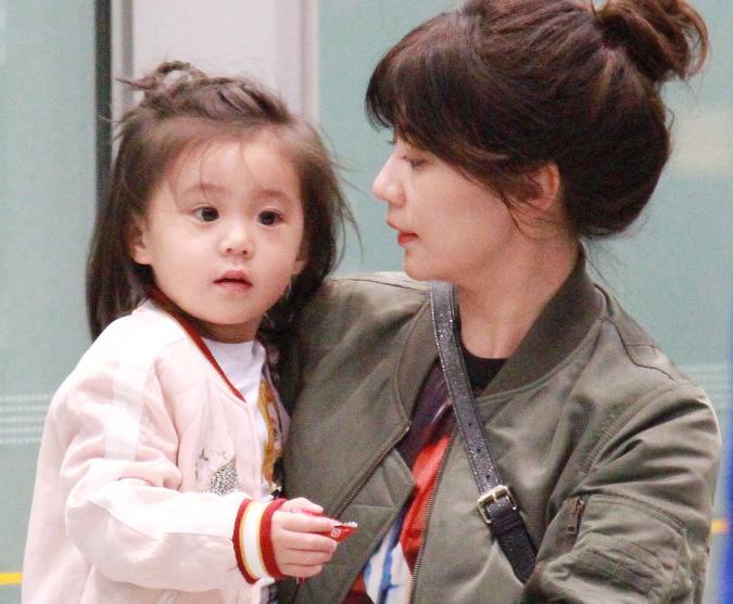 贾静雯带咘咘Bo妞现身机场，咘咘Bo妞乖巧可爱，咘咘眼神亮了