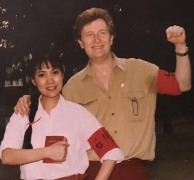 第一个嫁老外的演员, 恋爱遭家人单位反对, 如今有两个混血女儿