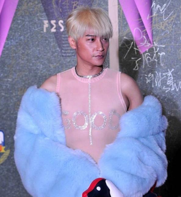 小虎队中陈志朋混得最惨,年近五十衣着浮夸,网