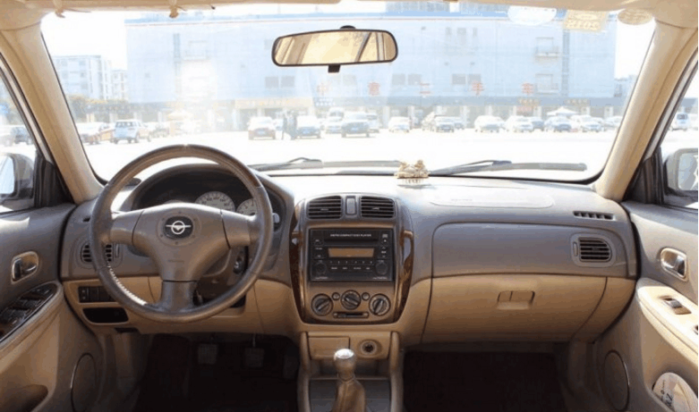 花2万买辆1.6排量二手车回乡下, 去县城邻居都坐顺风车, 面子十足