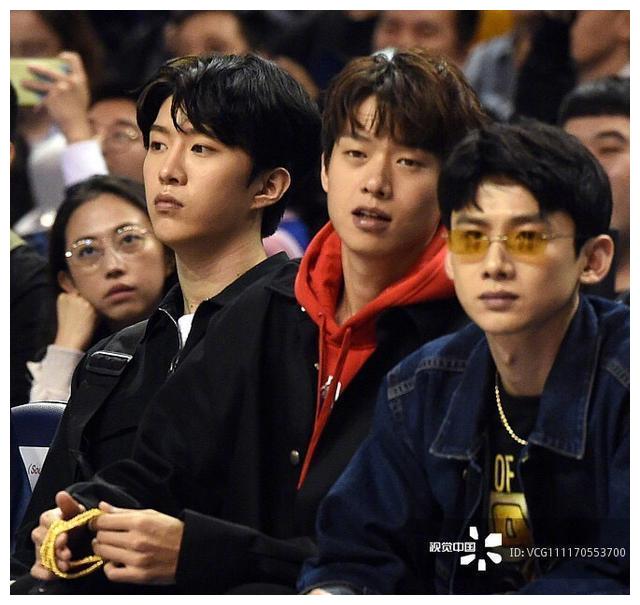范丞丞白敬亭魏大勋王鹤棣一起看球赛,范丞丞