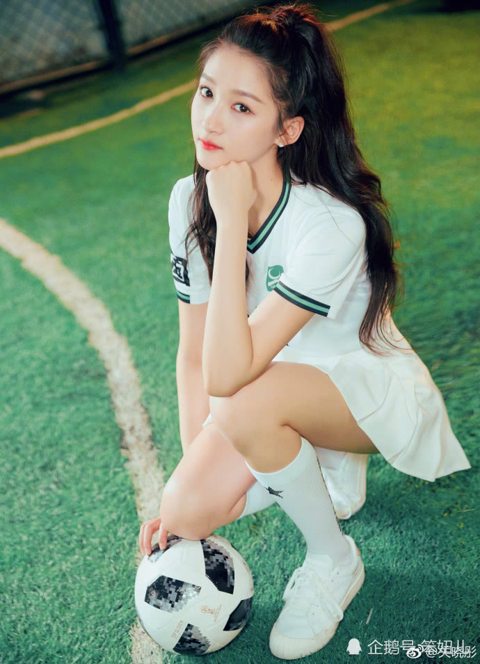 关晓彤高清写真来了!变身足球宝贝,白色球衣短裤撩人十足!