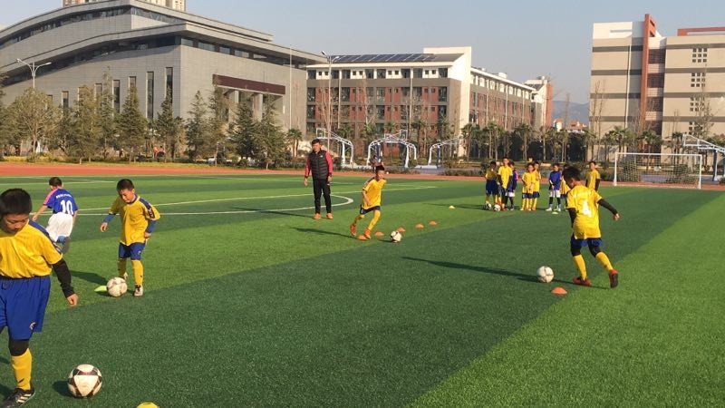 肃青少年足训练动作频繁,力图从青少年足球打