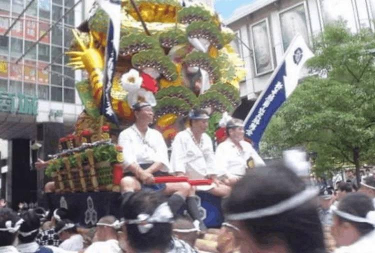 韩国人到中国旅游, 刚下飞机就愣住了, 惊呼: 我