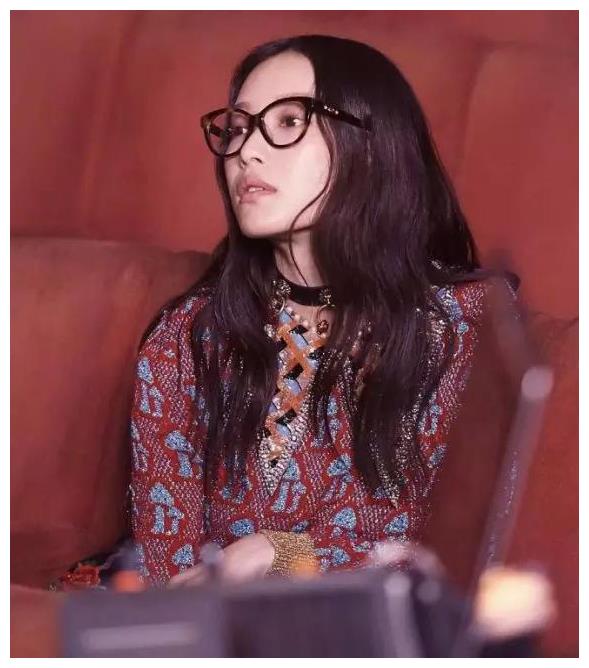 女明星戴眼镜的造型,刘亦菲文艺,赵丽颖可爱