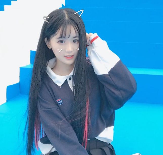 杨清柠清纯学生照流出,校服齐刘海少女感满满