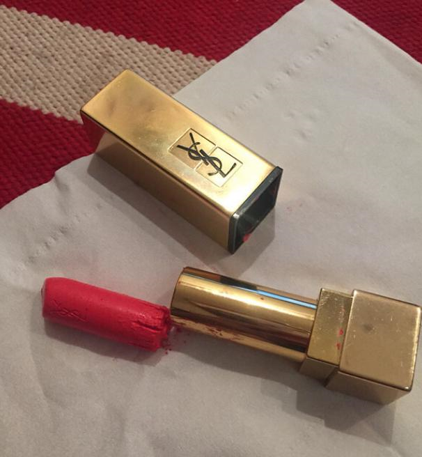 弄断了老婆心爱的口红,转头看了眼二哈:这下有背锅的了!