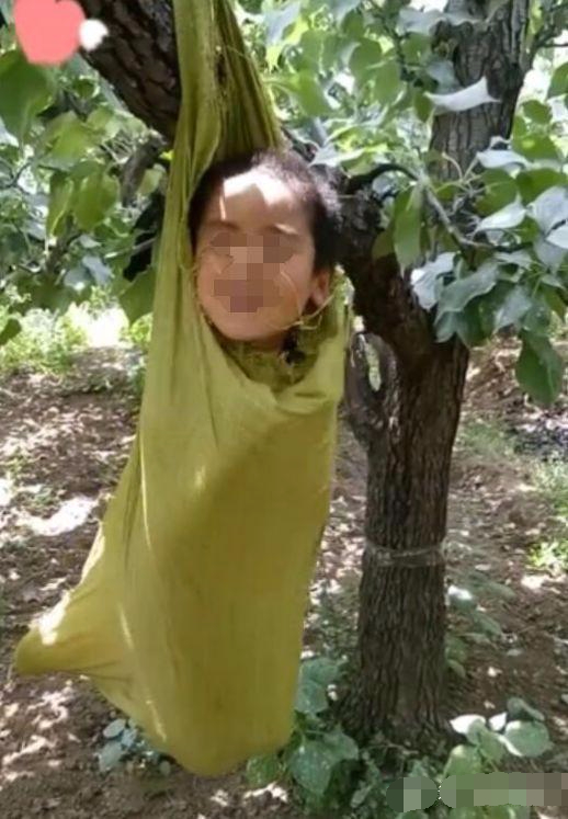90后宝妈将自己3岁的孩子挂在树上,原因竟是为了想红惹的众人愤怒