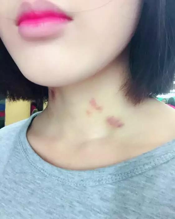 一个人脖子上有颗绿色珠子猜成语_一个人的图片孤独图片