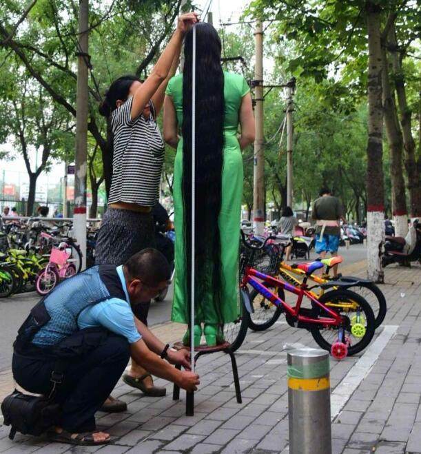 女子蓄发25年不剪,如今发长近2米!