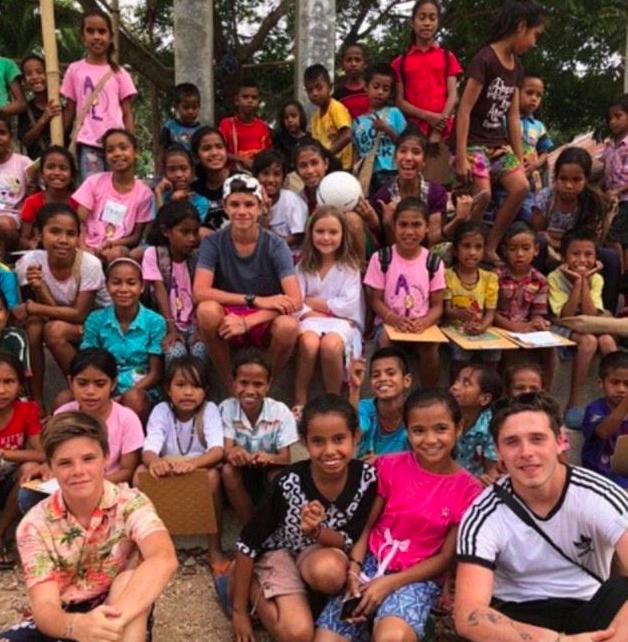 贝克汉姆一家去海外做志愿者,他拾起自己老本