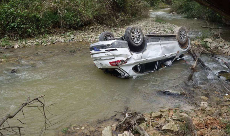 惨烈!一家5口开车坠崖身亡,事发路段早已封路