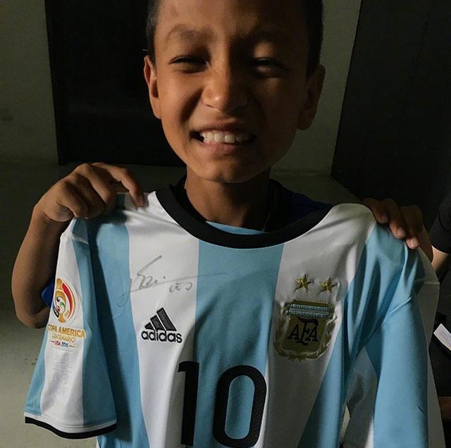 半月前托老师买足球的新疆少年如愿见到梅西