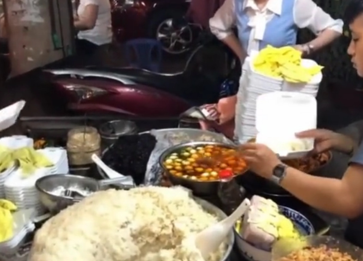 越南街头快餐:美食盒饭一份20块钱,两荤两素随美食城胜佳图片