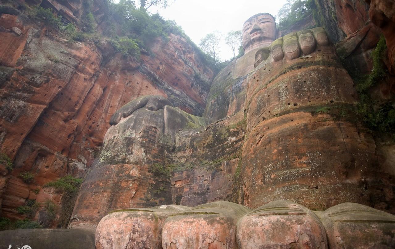 你去看过乐山大佛吗? 真的像《风云》里说的那样, 边上有凌云窟?