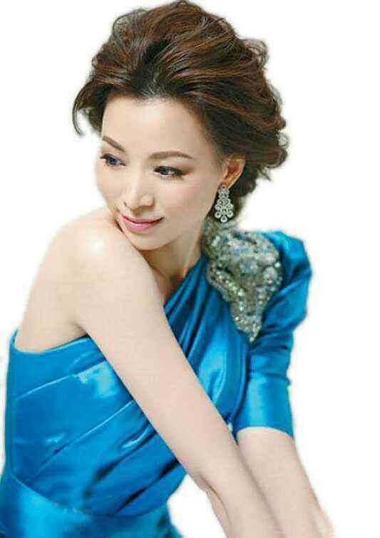 43岁董卿带4岁儿子近照? 网友: 不是去年才去美国生的娃吗?