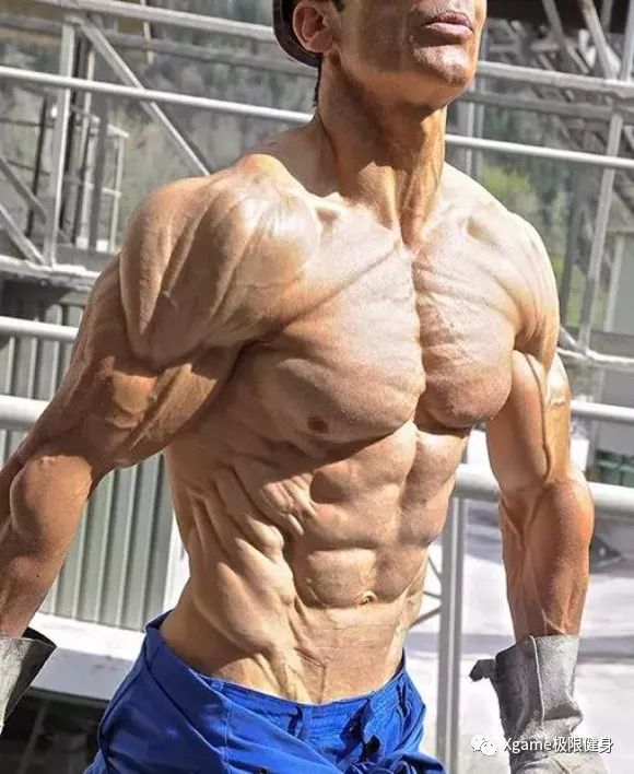 他苦心健身33年,将体脂压榨到只剩2%,如今成