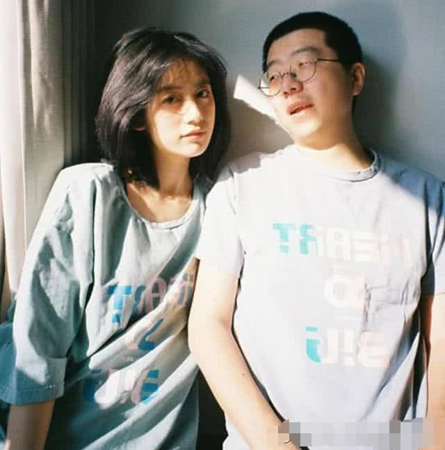 李诞饭圈另一面?女朋友现身,高颜值花臂纹身,到底什么来头?