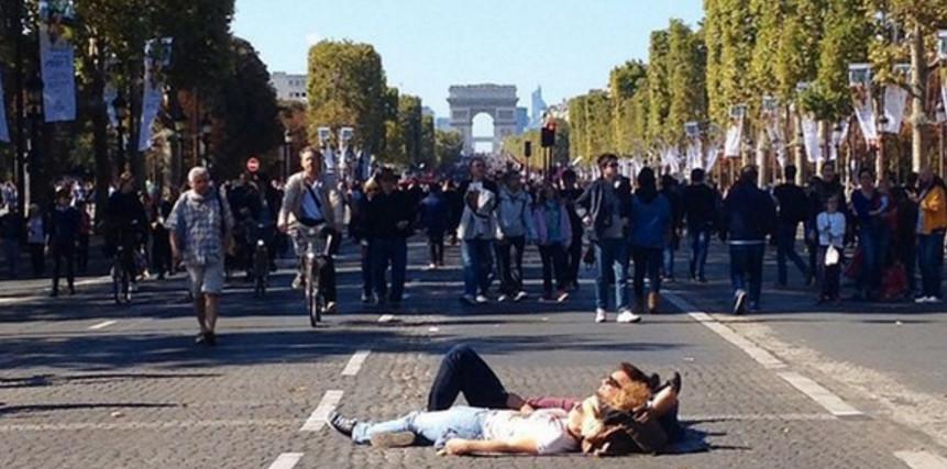 去法国旅游 实拍大街上随地晒日光浴的年轻男