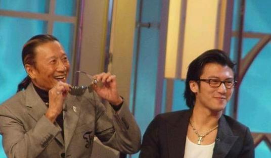 81岁的谢贤终于摘下墨镜露出了真面貌, 几十年