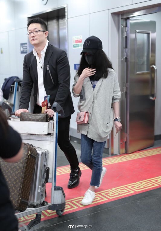 姚笛被求婚后首现身婚戒抢镜,与男友全程手牵手尽显甜蜜 网友