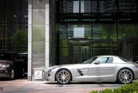 青岛豪车街拍 橘色奔驰G威武霸气 首台宝马i8亮瞎眼