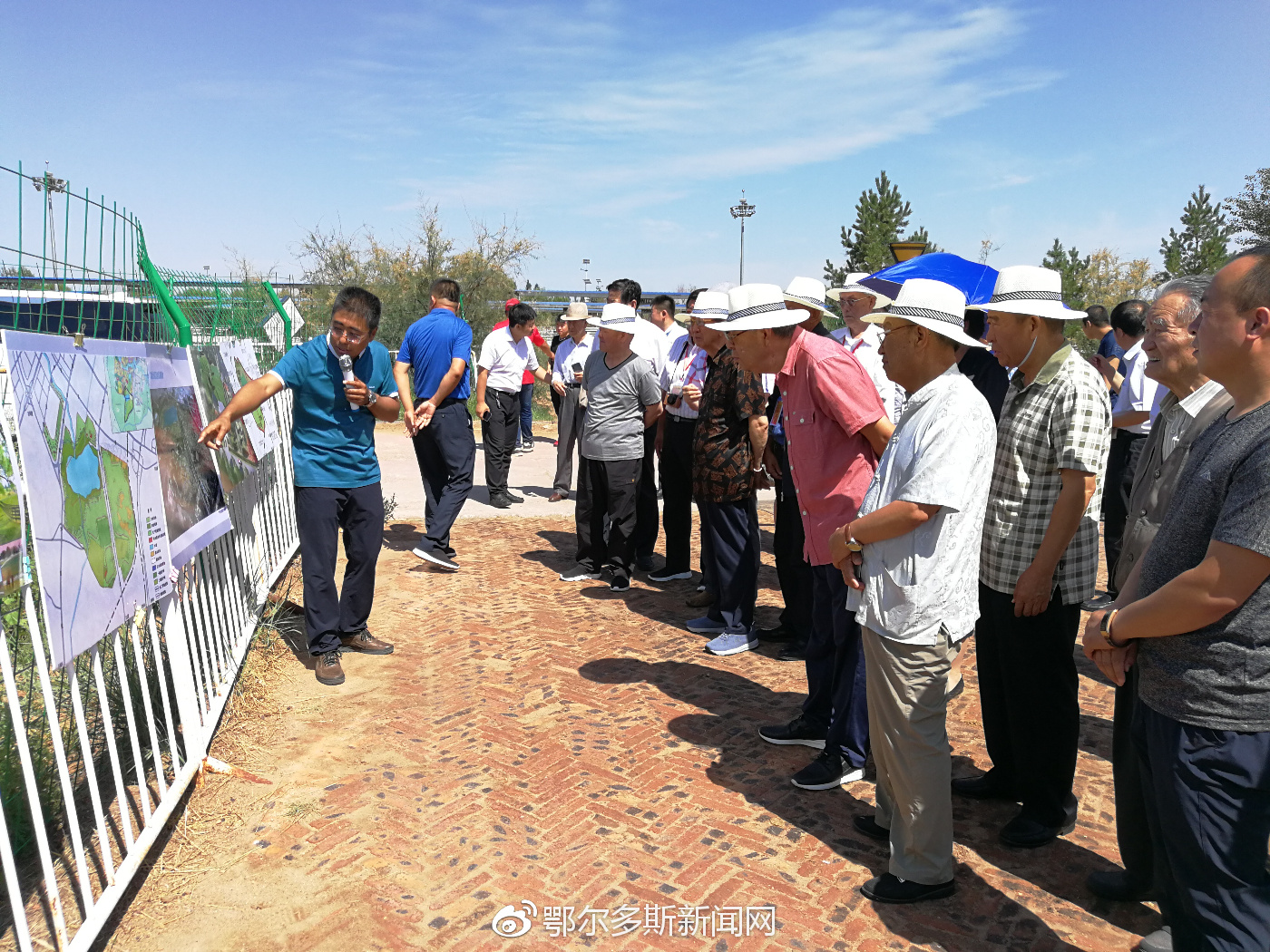 我市退休干部赴伊旗参观考察