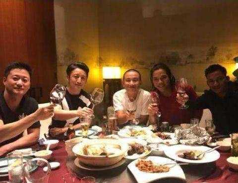 向佐微博爆聚餐照片,来头一个比一个大!网友:这