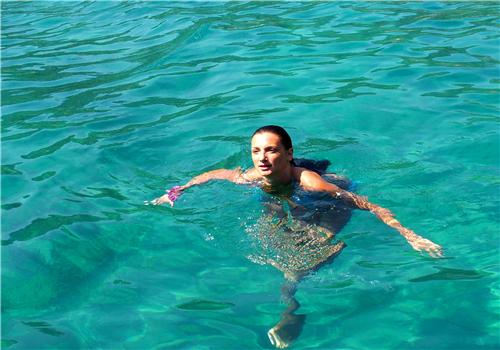 蛙泳如何游得快 蛙泳的动作要领