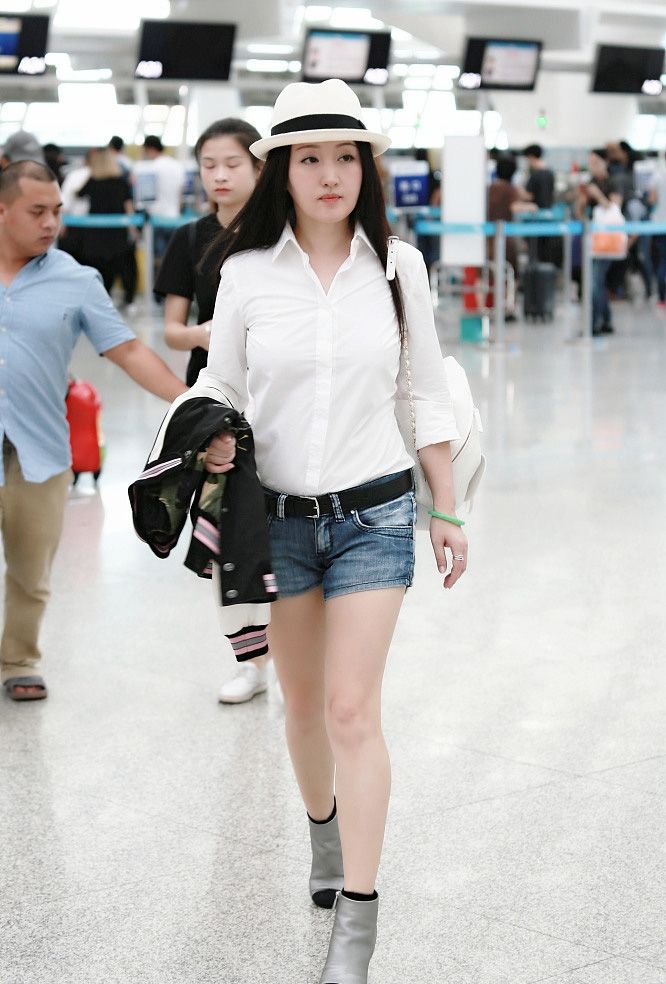 玉女也疯狂,47岁杨钰莹超短裤勒出神秘三角区,网友:好
