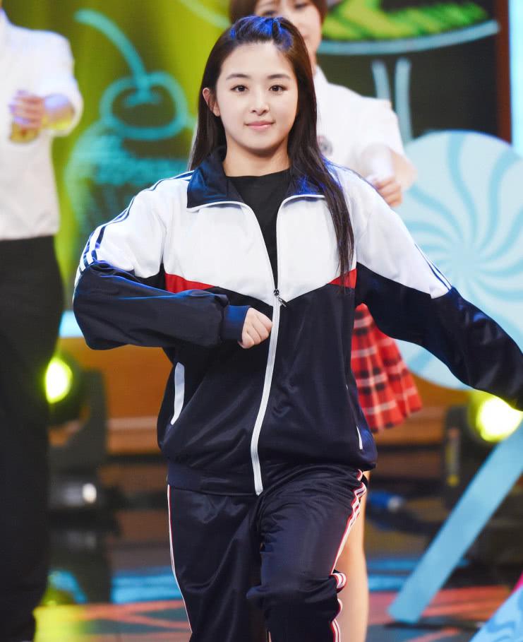 29岁的张含韵穿校服一点不违和,素颜也很美,比谭松韵