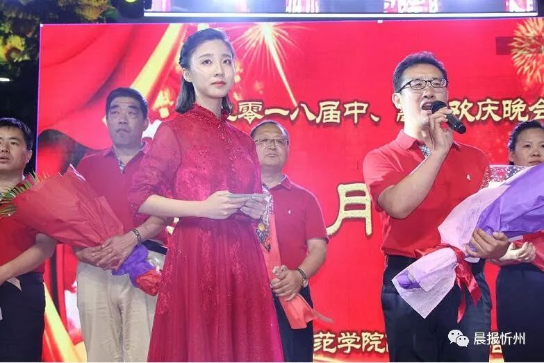 忻州师院附中庆功会昨惊艳上演,480多学生成功