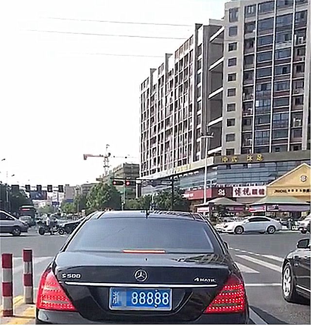 浙江偶遇一辆200万奔驰S500，车牌价值250万，数字还是国人最爱