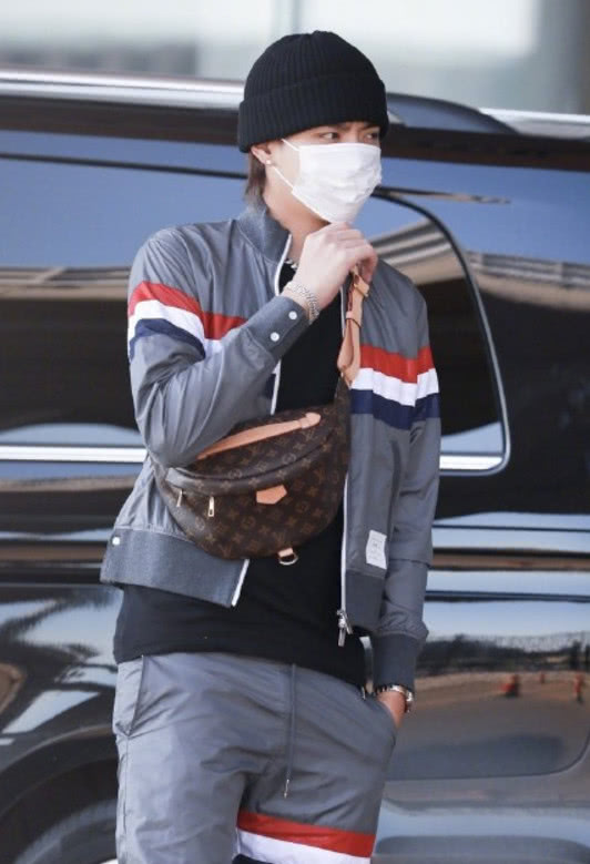 吴亦凡衣品也丢了？趿拉穿鞋惹群嘲，网友：求你别模仿权志龙