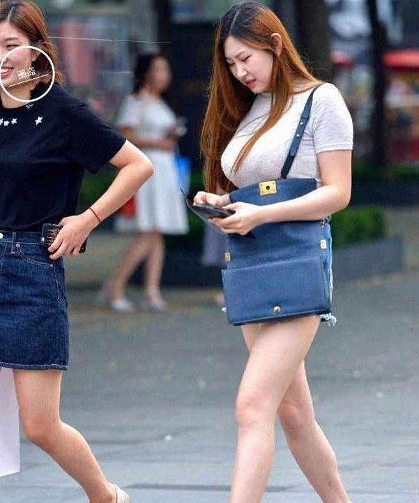 街拍:一头长发,但是掩盖不住前面的波涛汹涌.