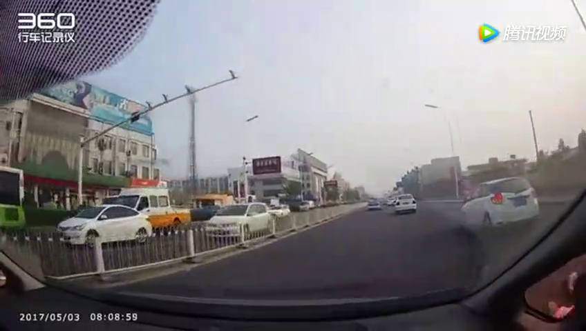 家长带孩子骑电动车撞车，险遭二次碾压，惨不忍睹！