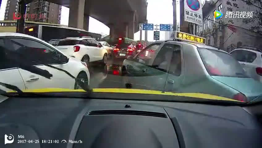 出租车横行霸道乱加塞，结果中招了吧！  ​