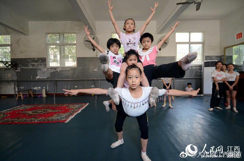 一字马、倒立、软功 杂技班的孩子夏练三伏