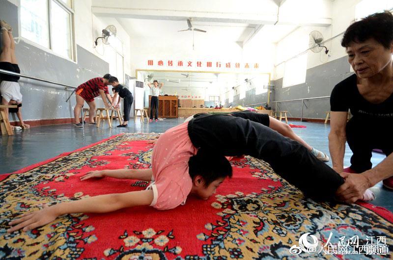 一字马、倒立、软功 杂技班的孩子夏练三伏