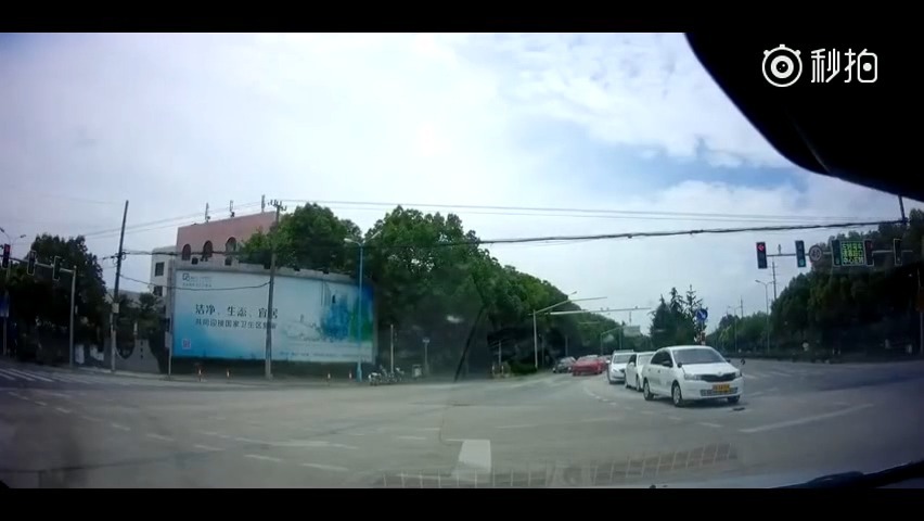 汽车 2018北京车展 电瓶车大爷走位风骚，因他后面三车连撞！  ​