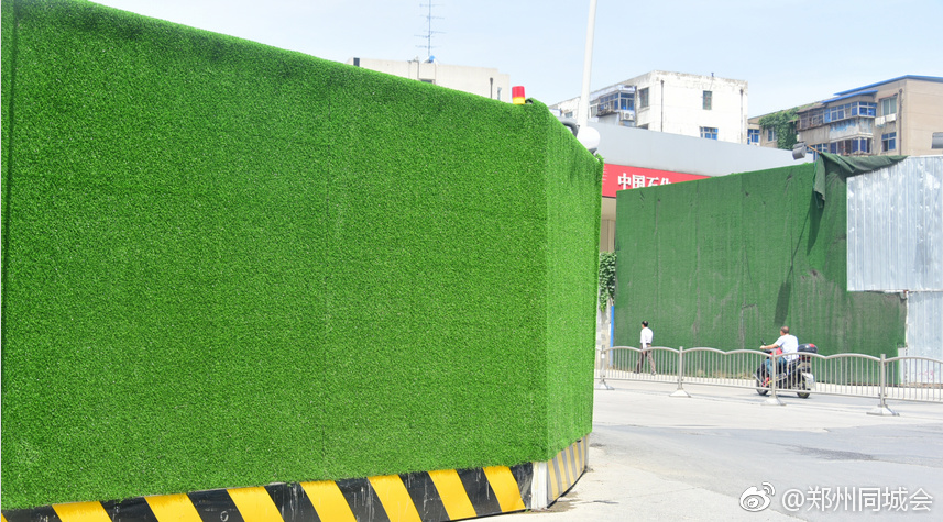 郑州:地铁施工围挡覆盖绿色地毯 吸尘更养眼