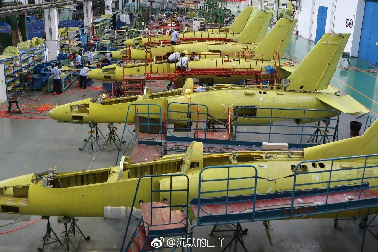 图1、图2:去掉空速管,装了雷达的空军型JL-10