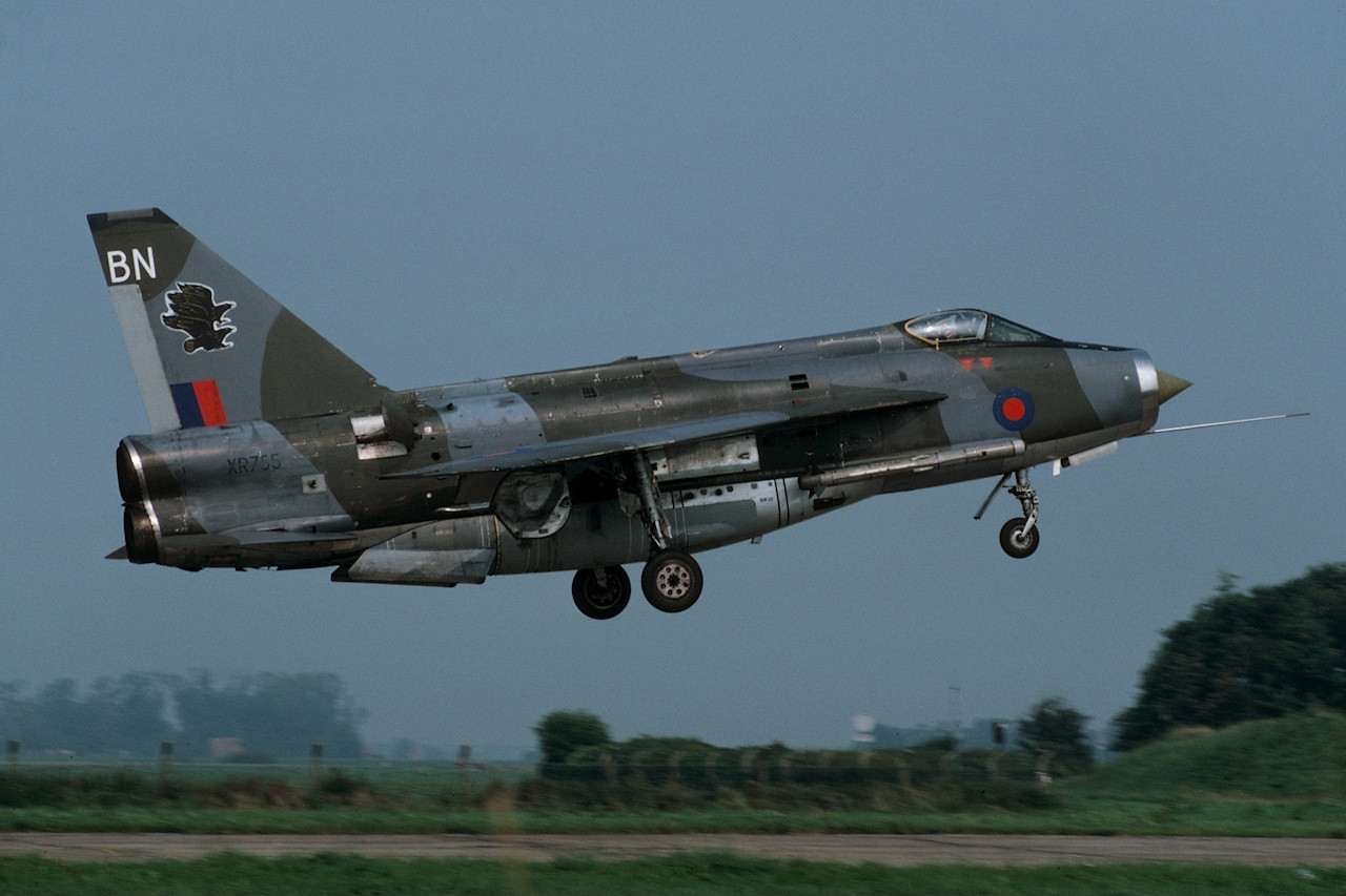 早期的喷气式战斗机样子都很丑啊,典型之一英