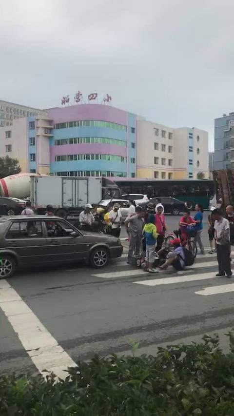 吉林爆料 船营四小路口交通事故，一辆电动车被撞倒...   ​